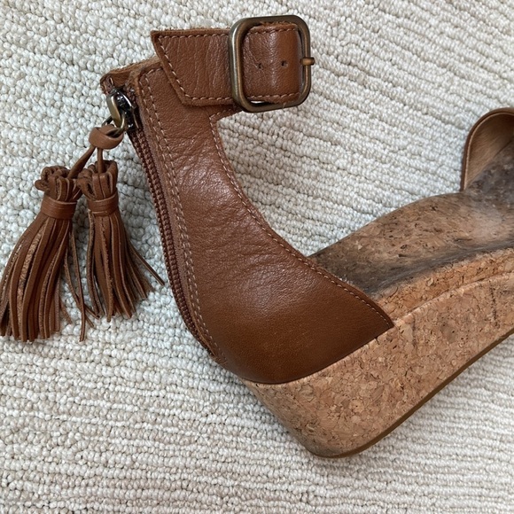 Ugg Zoe Wedge Sandal - Picture 4 of 10